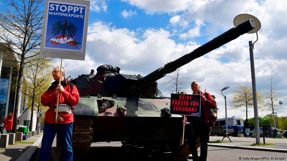 مظاهرة ضد صادرات الأسلحة الألمانية لإردوغان. Foto: AFP/Getty Images