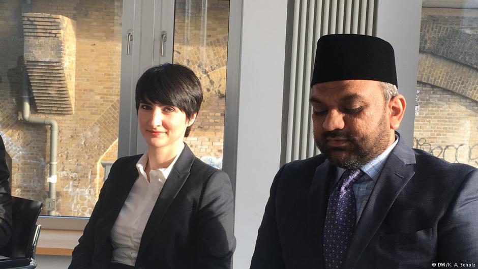 Yasemin Shooman, Rassismusforscherin in Berlin, und Suleman Malik von der Ahmadiyya-Gemeinschaft; Foto: DW