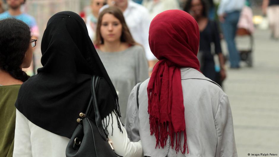  Muslima mit Kopftüchern spazieren in der Innenstadt Münchens; Foto: imago/Ralph Peters