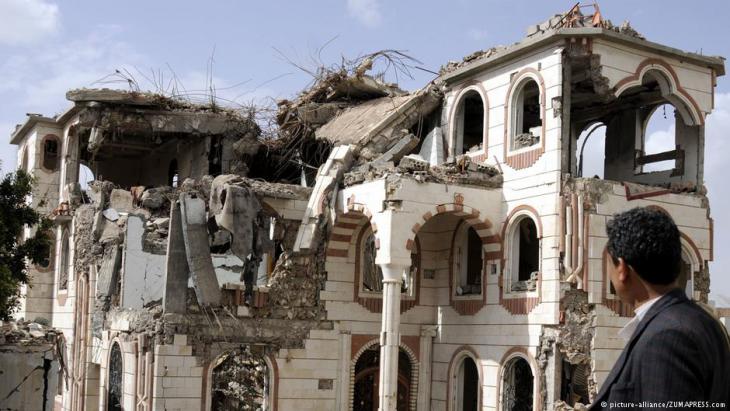 Houses destroyed by Saudi fighter planes in the Yemeni capital, Sanaa (photo: picture-alliance/ZUMA PRESS)