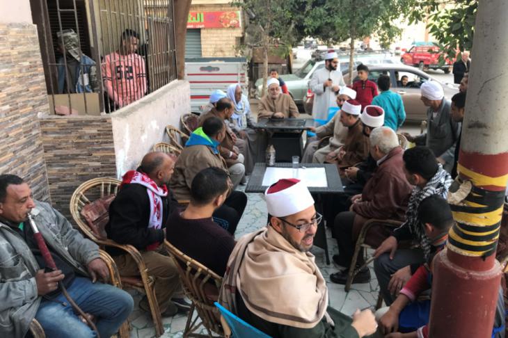 Al-Azhar imams meeting in a cafe with residents of Cairo′s Sharabiya quarter (photo: Karim El-Gawhary)