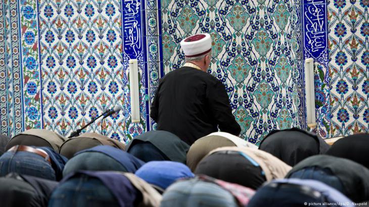 Muslims at prayer in a mosque belonging to the Turkish-Islamic Union for Religious Affairs (DITIB) (photo: picture-alliance/dpa)