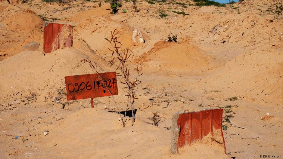 "مقبرة الغرباء" في تونس لجثث اللاجئين المجهولين - شمس الدين مرزوق متطوع تونسي لدفن ضحايا اللجوء إلى أوروبا.  Foto: DW