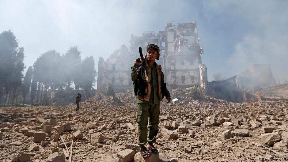Huthi-Rebell nach einem Luftangriff der saudischen Militärallianz auf den Präsidentenpalast in Sanaa; Foto: Getty Images/AFP