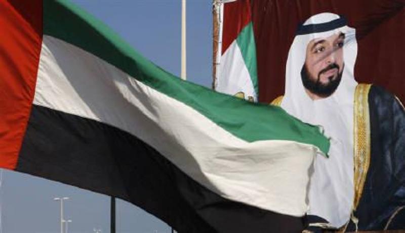 Fahne der Vereinigten Arabischen Emirate neben einem Standbild Sheikh Khalifa bin Zayed Al-Nahayan in Abu Dhabi; Foto: Reuters/Ahmed Jadallah