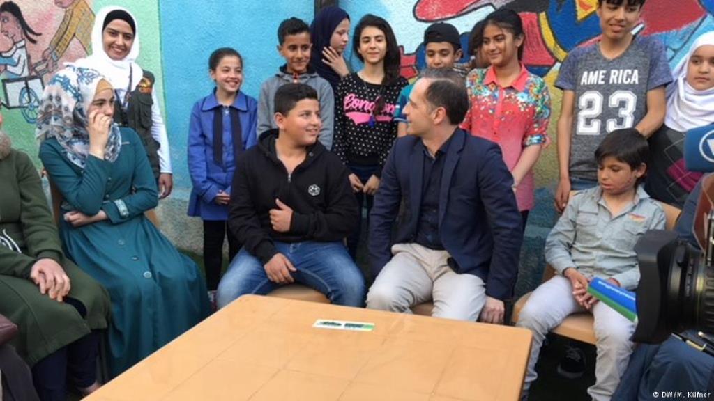 Außenminister Heiko Maas inmitten der geflüchteten Jugendlichen in Jordanien. Foto: DW