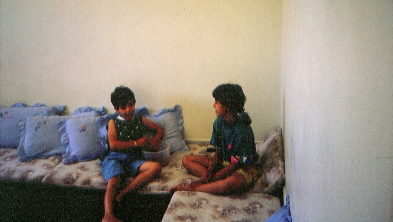 Cousine Nour (links) mit der Autorin bei den Großeltern in Gaza Stadt, Palästina, 1989; Foto: privat