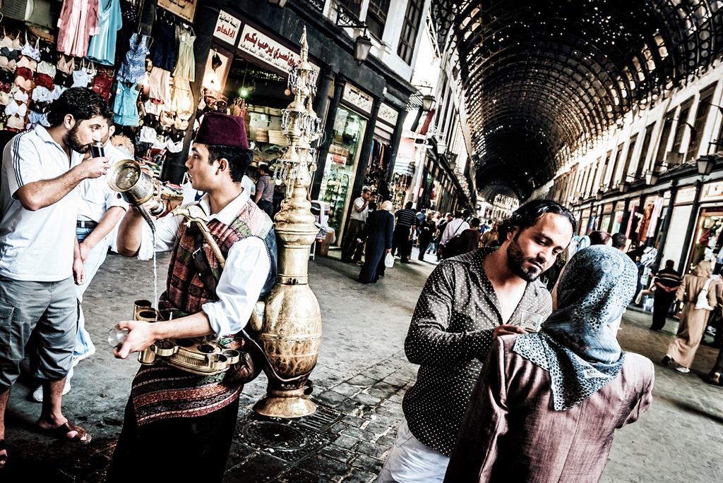 Die Hauptstraße im Suq von Damaskus und ein Tamarindensaftverkäufer; Foto: Lutz Jäkel