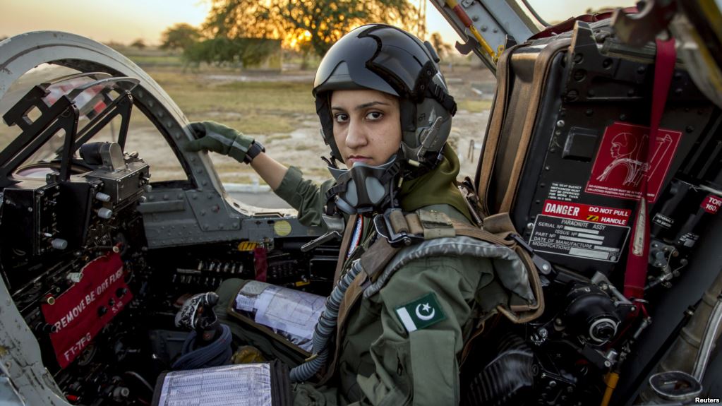 طيارة عسكرية قائدة باكستانية لطائرة حربية. Foto: Reuters