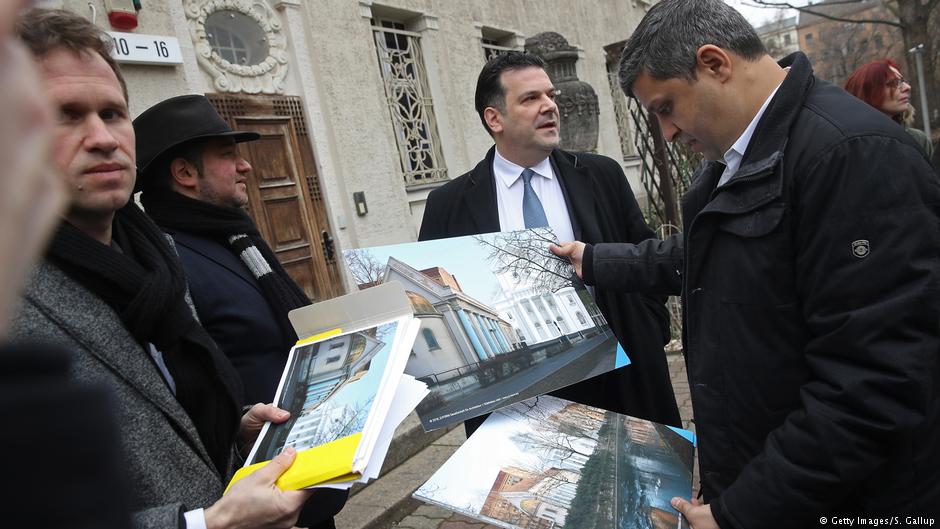 Raed Saleh at the presentation of plans to reconstruct the synagogue on Berlinʹs Fraenkelufer in March (photo: Getty Images)