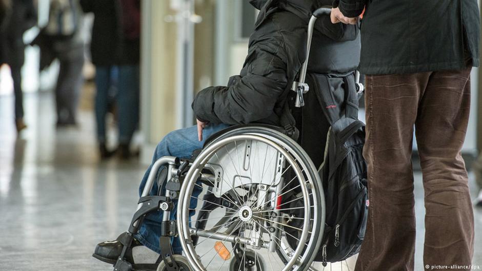 أحد ذوي الاحتياجات الخاصة على كرسي متحرك.