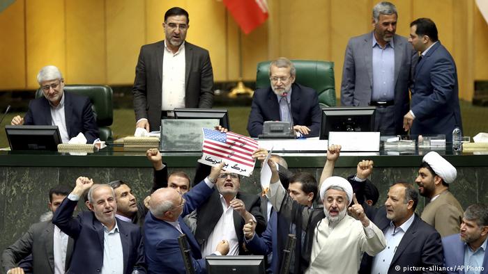 Verbrennung einer US-amerikanischen Flagge von Abgeordneten des iranischen Parlaments; Foto: picture-alliance/AP