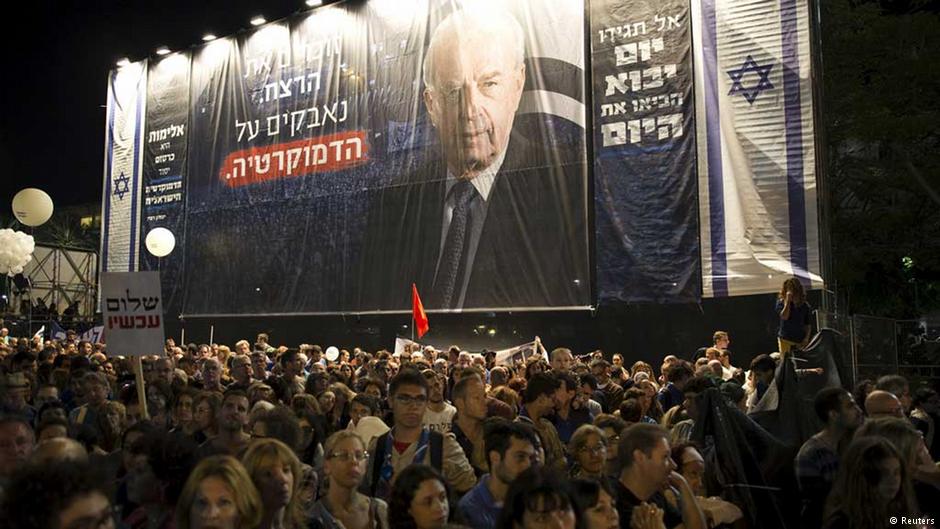 Tens of thousands of Israelis take part in a rally commemorating the 20th anniversary of the assassination of late prime minister Yitzhak Rabin in Tel Aviv, Israel, 31 October 2015 (photo: Reuters/Amir Cohen)