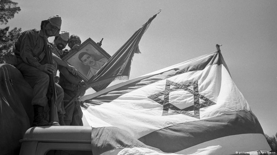 Victorious Israeli soldiers sit atop a jeep brandishing a picture of Gamal Abdel Nasser, then president of Egypt, who triggered the Six Day War by blocking the Straits of Tiran. The Six Day war between Israel and the Arab states of Egypt, Jordan and Syria lasted from 5 June to 10 June 1967 (photo: picture-alliance/ven Simon)