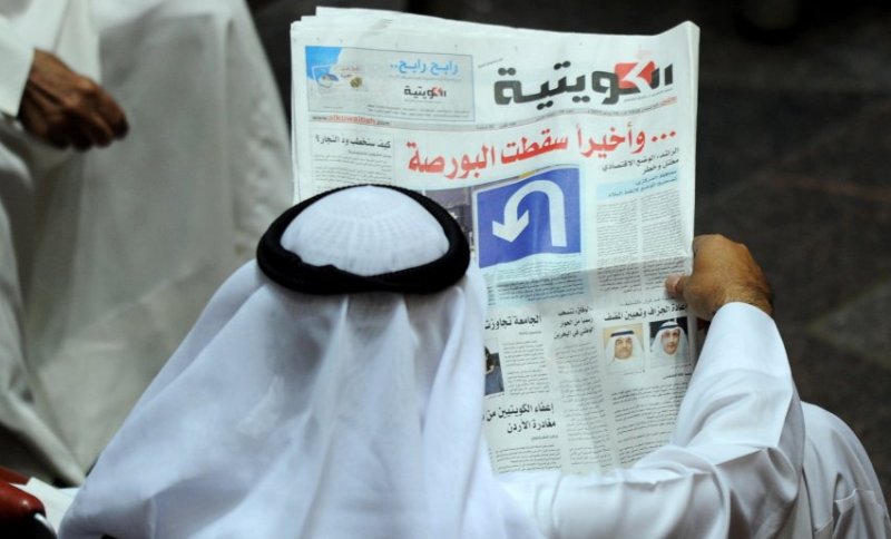 عربي من في منطقة الخليج العربية يقرأ صحيفة عربية. Foto: dpa