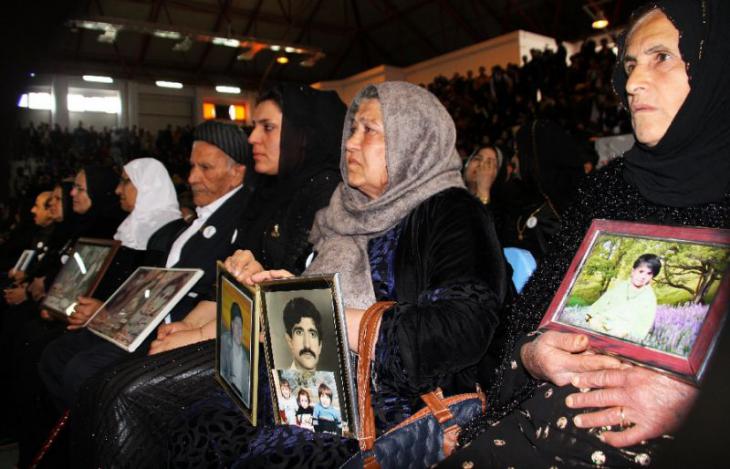 Iraqi families grieve their families following the poison gas attack on Halabja (photo: Reuters)