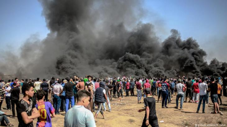 Renewed protests at the fence separating Gaza from Israel on 8 June 2018 (photo: picture-alliance/H. Salem)
