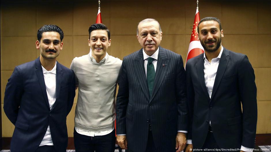 Erdogan mit Özil und Gündogan am 13.5.2018; Foto: picture-alliance/dpa