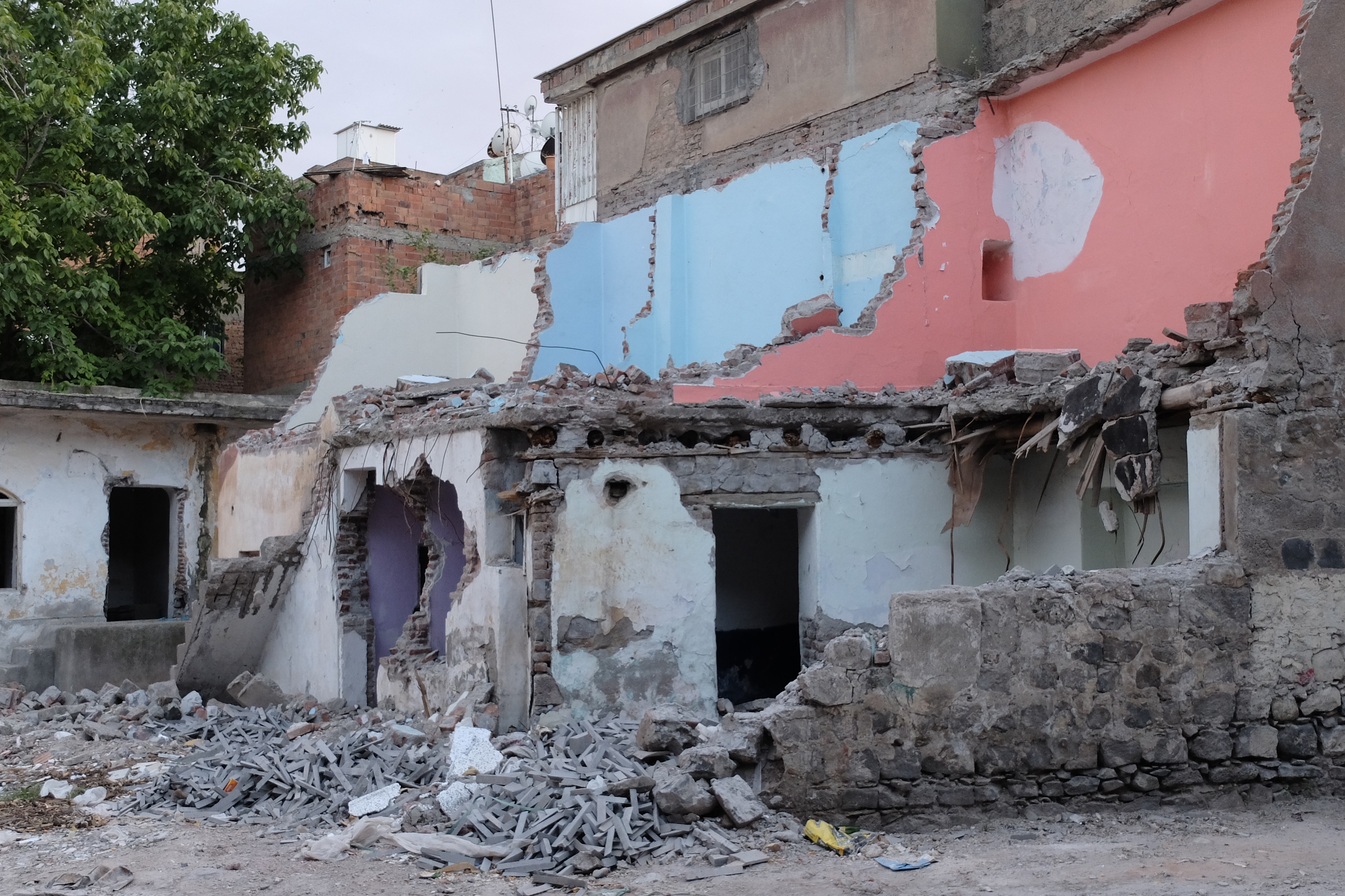 Zerstörte Häuser in der Altstadt von Diyarbakır; Foto: Ulrich von Schwerin