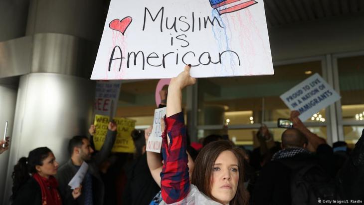 احتجاج على حظر سفر ملايين المسلمين إلى الولايات المتحدة الأمريكية أمريكيون يهتفون "كلنا مسلمون" احتجاجاً على ترامب