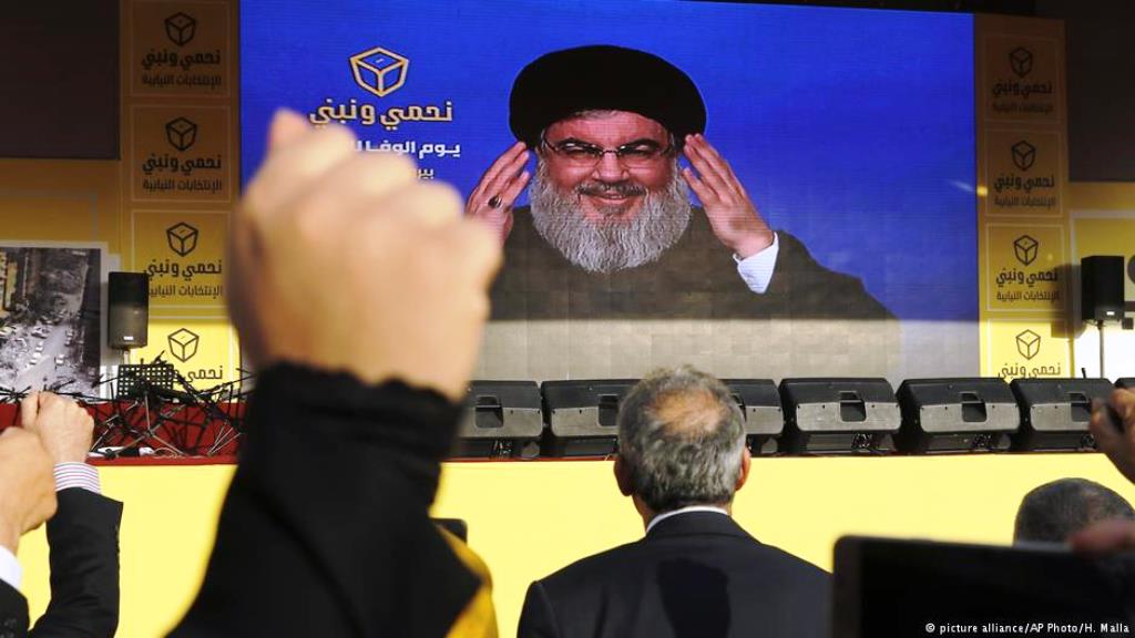 زعيم حزب الله حسن نصرالله يحي أنصاره بعد فوز الحزب في انتخابات البرلمان في مايو 2018.