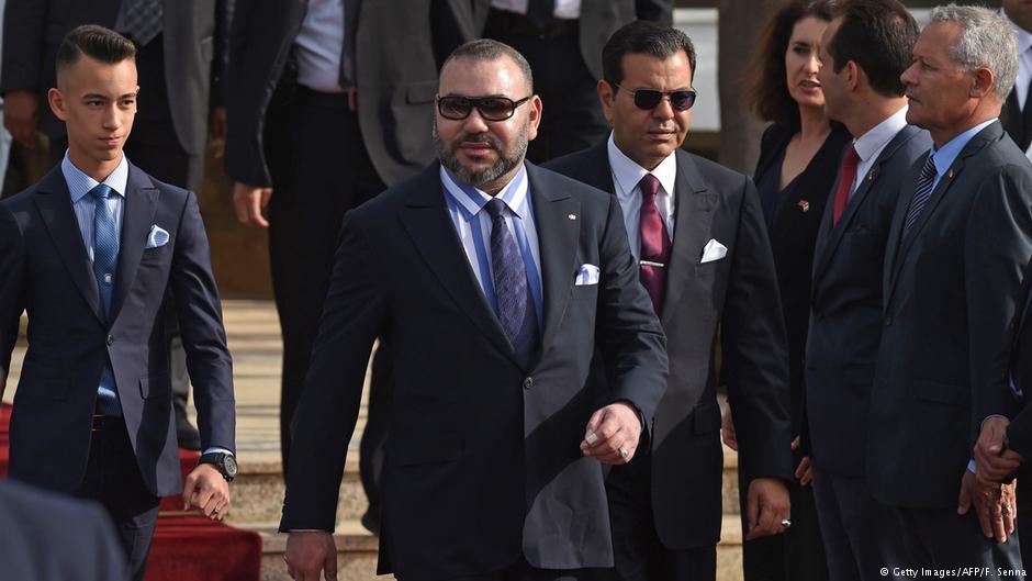 Moroccoʹs Royals on parade: King Mohammed VI flanked by his son, Prince Moulay Hassan (l.), and his brother Prince Moulay Rachid, welcomes the French president upon his arrival in Rabat on 14 June 2017 (photo: Getty Images/AFP/F. Senna)