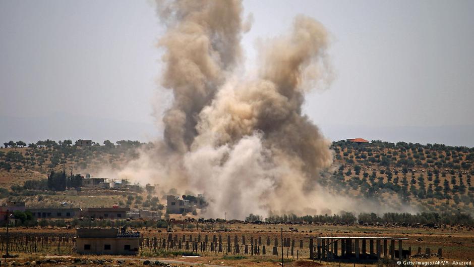 Luftangriffe in der syrischen Provinz daraa nahe der syrisch-jordanieschen Grenze am 8. Juli 2018; Foto: Getty Images/AFP