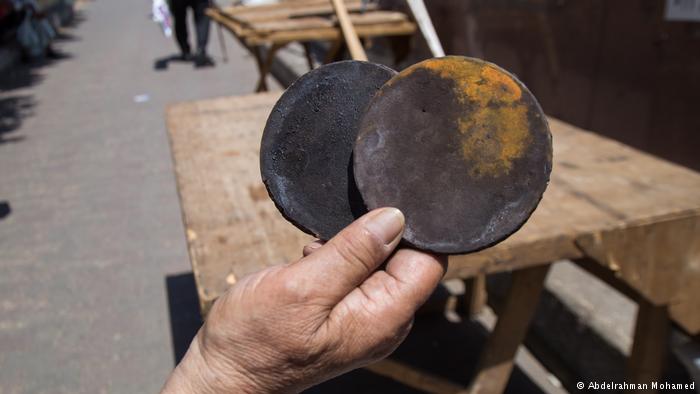 The owner of these rusty stove tops hopes to exchange them at the flea market in Cairo (photo: Abdelrahman Mohamed)