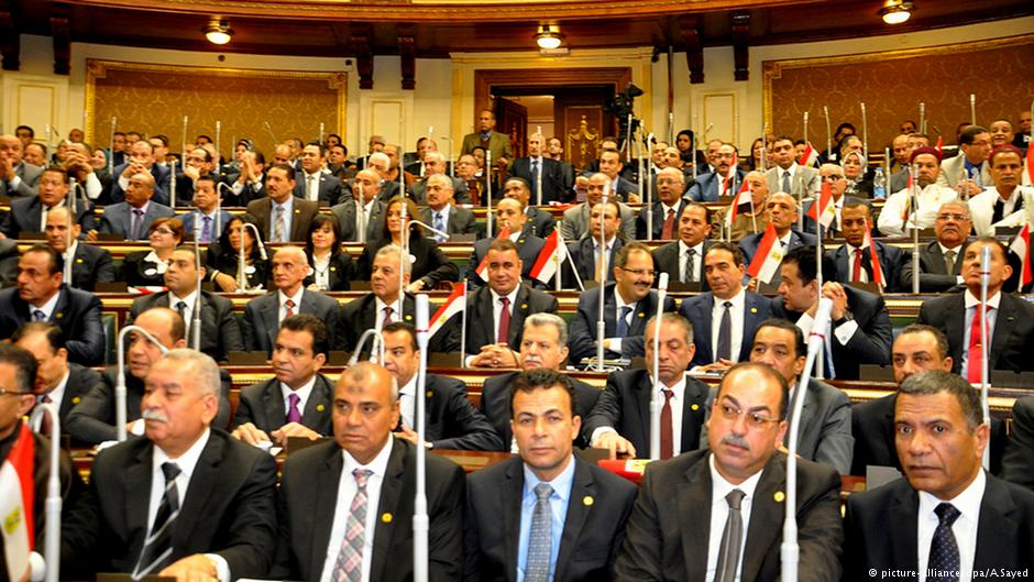 Politische Vertreter des ägyptischen Parlaments in Kairo während einer Sitzung; Foto: dpa/picture-alliance
