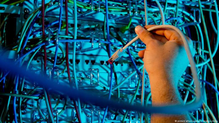 Symbolic image of surveillance: server with network cables (photo: dpa/picture-alliance)
