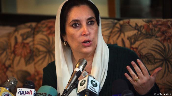 بينظير بوتو - اغتيال رئيسة وزراء سابقة وزعيمة المعارضة...حين وقعت باكستان على عتبة أسوأ أزمة في تاريخها إثر اغتيال بينظير بوتو.  (photo: Getty Images)
