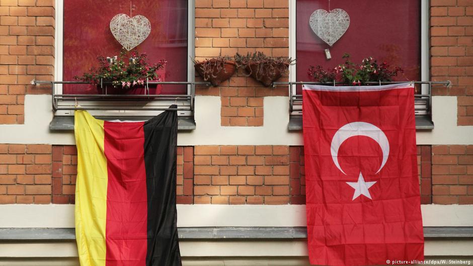 تُعدّ الجالية التركية هي الأكبر في ألمانيا. علم ألمانيا وعلم تركيا على شرفة أحد المنازل مع شكلين لقلبين كدلالة على حب البلدين كليهما.