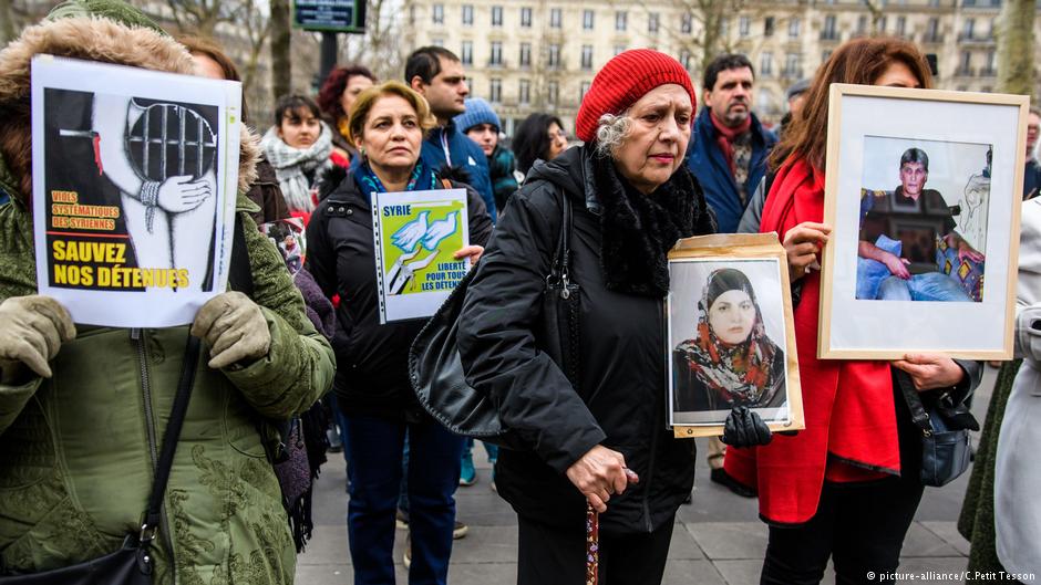Aktivisten für die Freilassung politischer Gefangener - Demonstration der Familien für Frieden in Paris.  (photo: picture-alliance/C. Petit-Tesson)