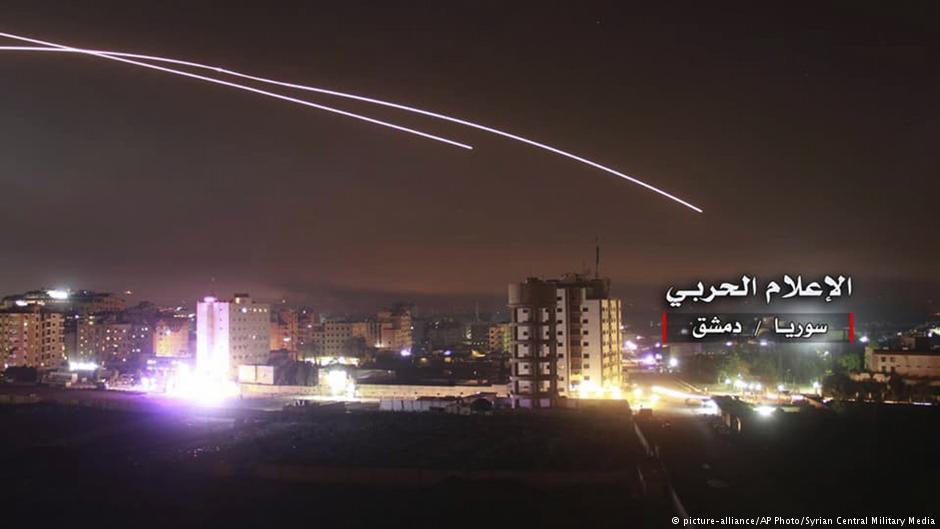 Israeli rockets over Damascus target Iranian positions (photo: picture-alliance/AP Photo/Syrian Central Military Media)