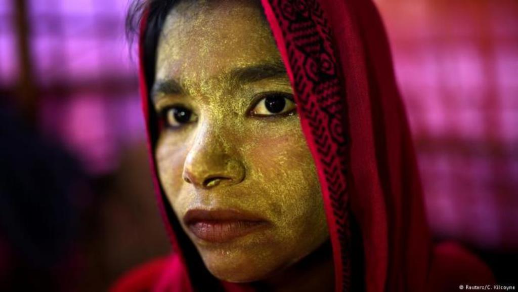 Die 23-jährige Rohingya Laila Begum lässt sich am 31. März 2018 im Balukhali-Lager in Cox's Bazar, Bangladesch fotografieren. Auch sie hat Thanaka-Paste aufgetragen.(photo: Reuters/Clodagh Kilcoyne)