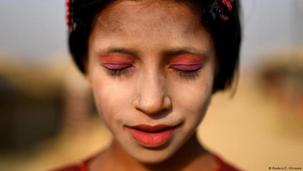 Rohingya-Frauen glauben, die Paste halte ihre Haut geschmeidig und kühl. Sie schütze gegen die Sonne und wirke auch gegen Akne. (photo: Reuters/Clodagh Kilcoyne)