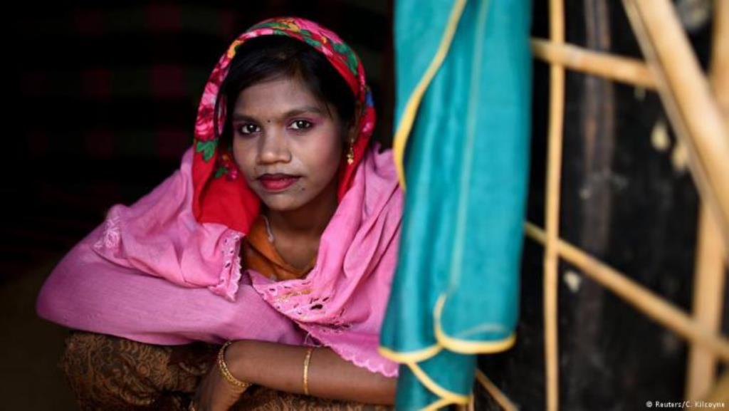 Die Paste wird in verschiedenen Mustern im Gesicht aufgetragen. Nach dem Trocknen bildet sie eine schützende Schicht. In anderen asiatischen Ländern gilt Thanaka als Medizin, aber muslimische Frauen in Myanmar verwenden sie zu kosmetischen Zwecken. (Foto: Reuters/Clodagh Kilcoyne)