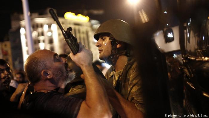 Turkish police arrest Turkish soldiers on Taksim Square