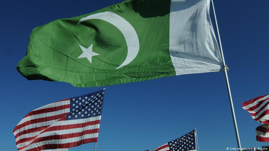 US-amerikanische und pakistanische Fahnen; Foto: AFP/Getty Images/M.Ralstom