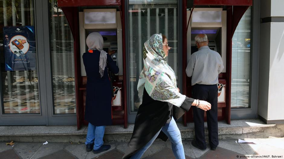 Iraner vor Geldautomaten in Teheran am 6. August 2018; Foto: picture-alliance/AA/F. Bahrami
