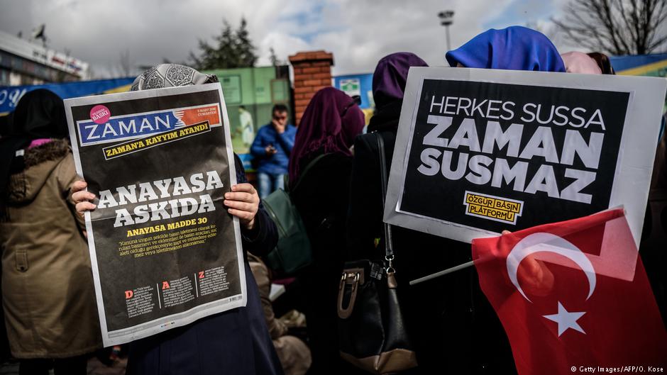 Proteste gegen die Schließung der Zeitung "Zaman" in Istanbul; Foto: AFP/Getty Images