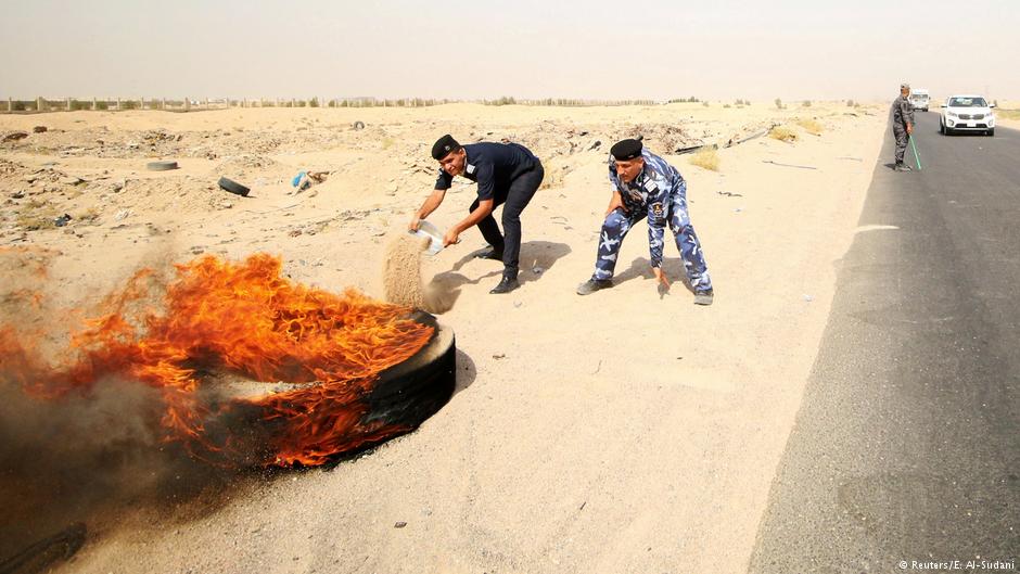 Irakische Sicherheitskräfte löschen in Brand gesetzte Reifen von Demonstranten nahe des Ölfeldes Zubair, Südirak; Foto: Reuters/E. Al-Sudani