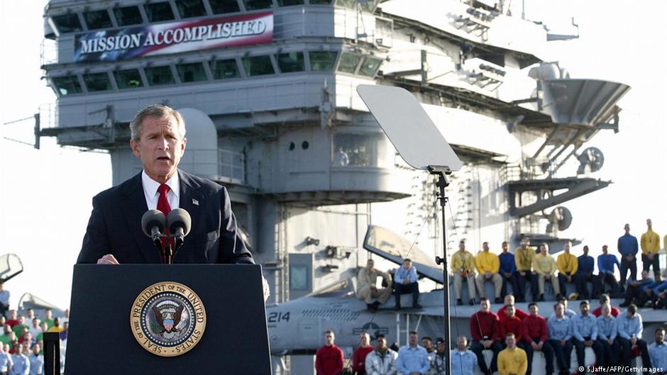 George W. Bush erklärt am 1. Mai 2003 auf dem Flugzeugträger USS Abraham Lincoln den Irakkrieg für beendet; Foto: S.Jaffe/AFP/GettyImages