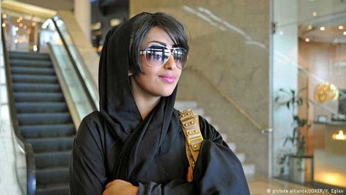 Saudi Arabian woman wearing a chador (photo: picture-alliance/JOKER/K. Eglau)