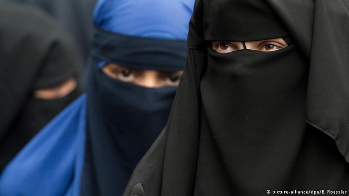 Women seen wearing niqab in Germany (photo: picture-alliance/dpa/B. Roessler)