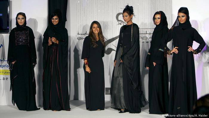 Women wearing various abaya at an Arab fashion show (photo: picture-alliance/dpa/A. Haider)
