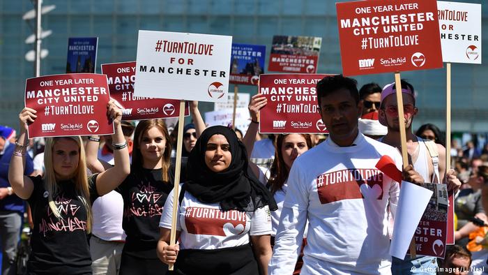 #TurnToLove-Proteste in Manchester ein Jahr nach dem Terrorangriff, der 22 Menschen auf einem Konzert der Sängerin Ariana Grande im Mai 2017 tötete; Foto: Getty Images/L. Neal