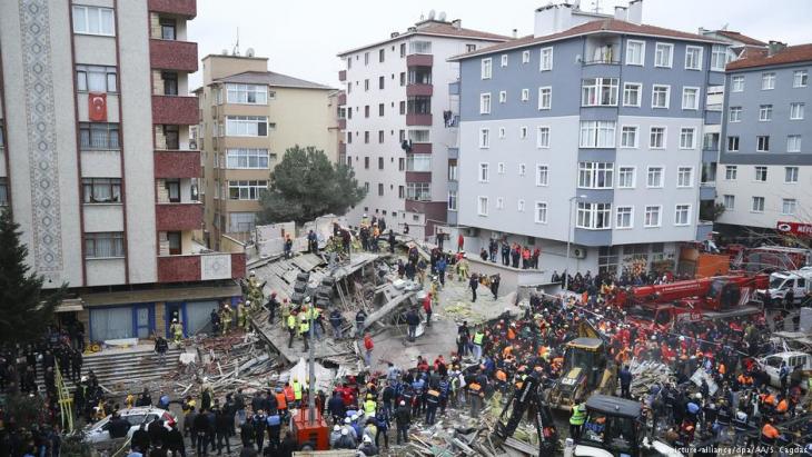 Collapsed apartment block in Istanbul on 7 February 2019 (photo: picture-alliance/dpa)