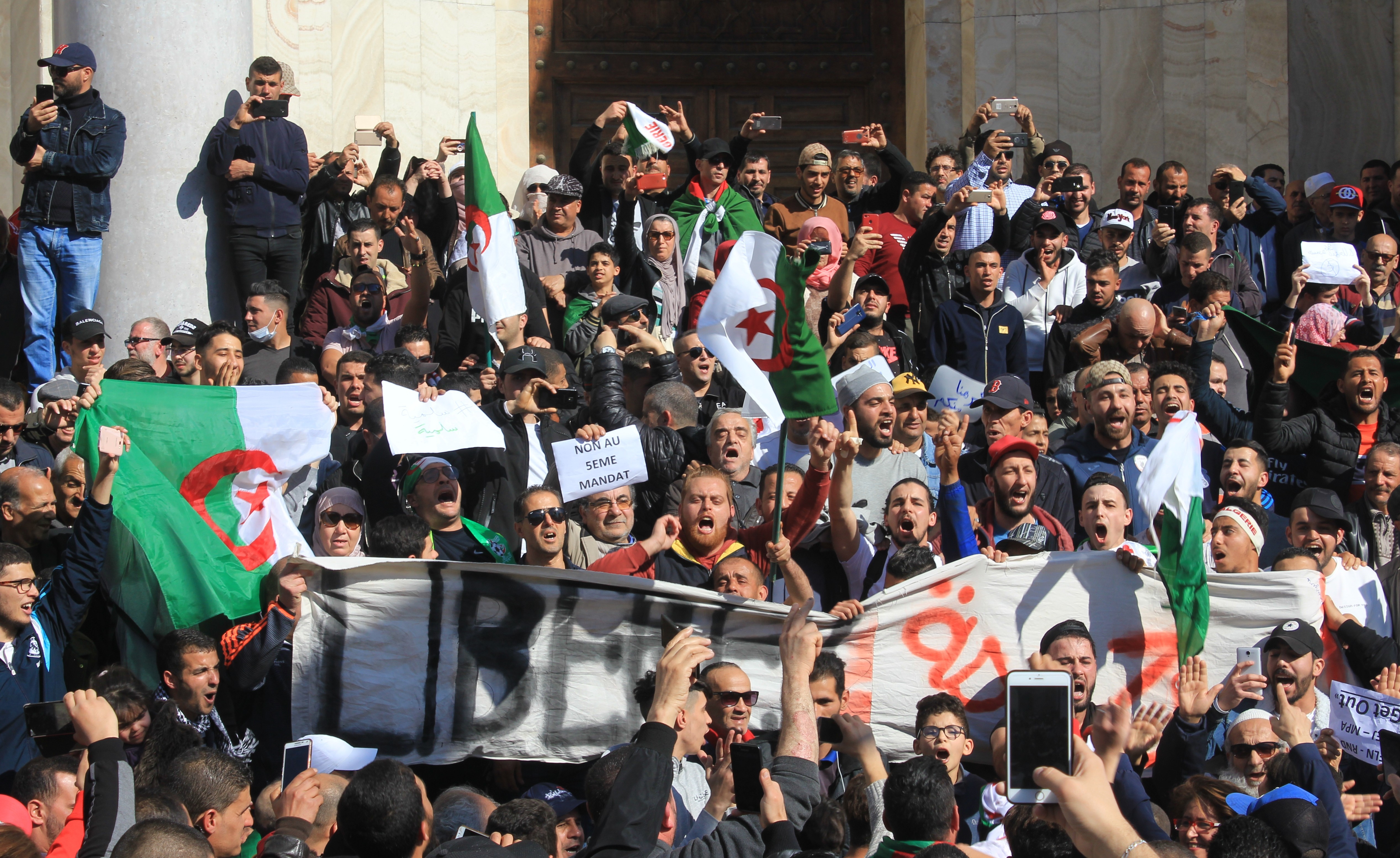 Demonstranten in Algerien bei einem Marsch nahe der Grande Poste in Alger centre. Foto: Sofian Philip Naceur