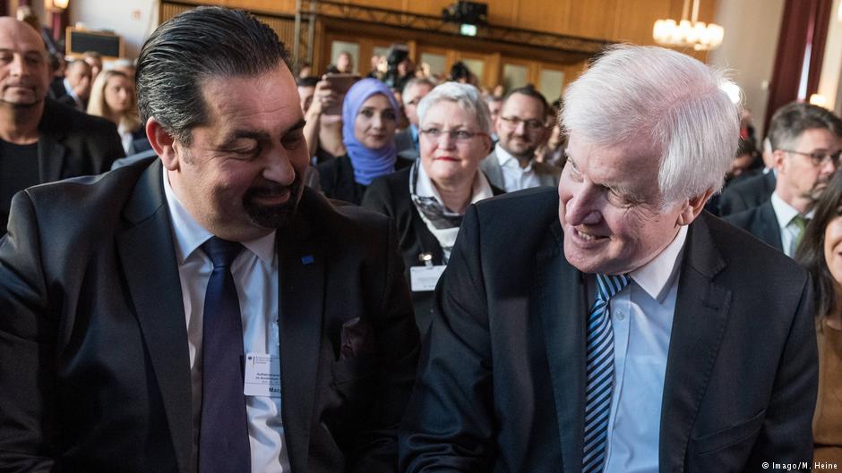 Aiman Mazyek, chairman of the Central Council of Muslims, and Horst Seehofer, Federal Minister of the Interior for Construction and Home Affairs of Germanyʹs Christian Social Union (CSU), during the opening event of the 4th German Islam Conference, which seeks to find ways for the successful co-existence of Muslims and non-Muslims, on 28.11.2018 in Berlin (photo: Imago/M. Heine)